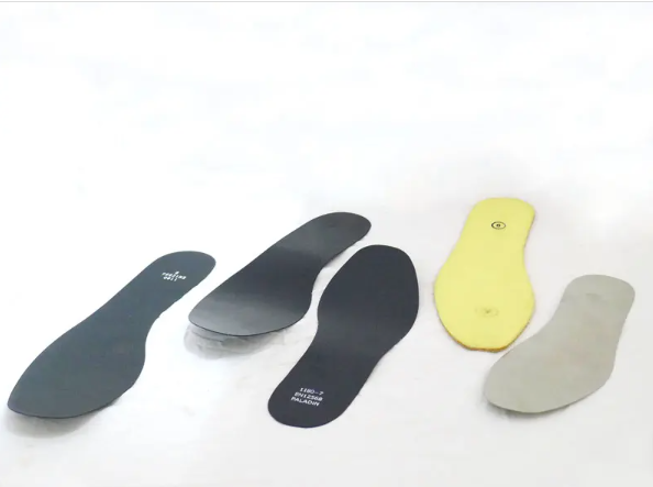 Buty ochronne ze stalowymi płytkami podeszwy środkowej odpornymi na przebicie