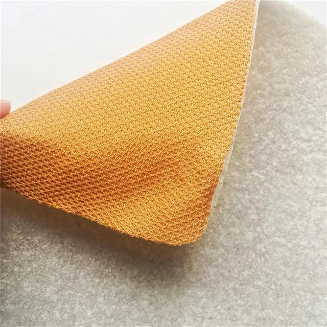 Tkanina laminowana spony